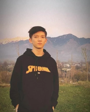 Dokładnie 1.10.2020 z broni myśliwskiej zastrzelono 16-letniego chłopca. Nazywał się Imanali Nurakan pochodził z Kazachstanu. Fot. Archiwum babci chłopca pani Zeinekul