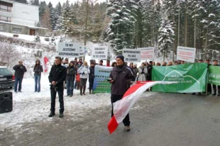 Ruch Społeczny Obrońców Pilska w oczekiwaniu na prezesa Pracowni blokuje całą drogę, Korbielów, 10.12.2012. Fot. Grzegorz Bożek