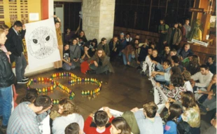 Na holu Urzędu Wojewódzkiego w Krośnie uczczono pamięć 93 wilków oznaczonych do odstrzału, październik 1997. Fot. Archiwum Pracowni