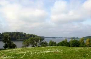 Jezioro Tałty (2008 r.) – tu jest jeszcze sielankowo – miło i spokojnie, ale już niedługo ta idylla może się skończyć. W tym miejscu ma być wybudowana estakada i czteropasmowa droga szybkiego ruch. Fot. Krzysztof A. Worobiec