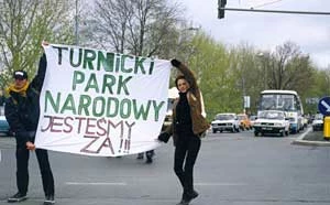 
Manifestacja zwolenników utworzenia Turnickiego Parku Narodowego, Przemyśl, kwiecień 1998. Fot. Archiwum PnrWI
