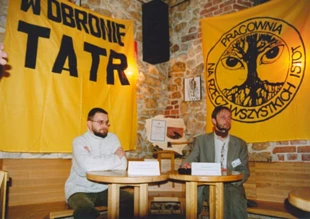 Wręczenie nagrody Barbarzyńcy Przyrody 2002 przez przedstawicieli Pracowni, Dariusza Matusiaka (po prawej) i Remigiusza Okraskę. Fot. Karolina Bielenin