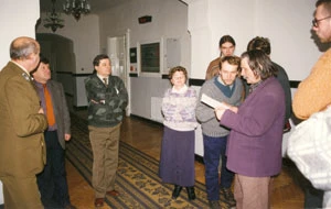 Spotkanie Społecznej Rady na rzecz utworzenia Turnickiego Parku Narodowego. Drugi z prawej Prof. Jerzy Piórecki, rozmawia z nim Jacek Zachara z Pracowni, luty 1996 r. Fot. Archiwum Pracowni