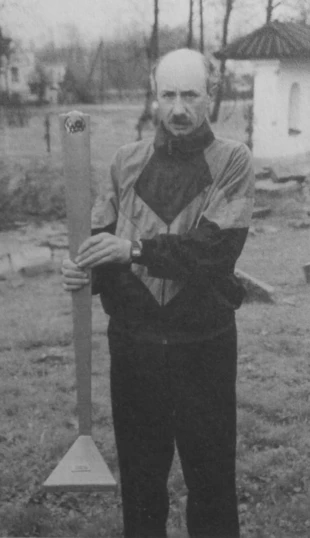 Jan Luśnia z nagrodą od Bayera. Fot. Edward Marszałek