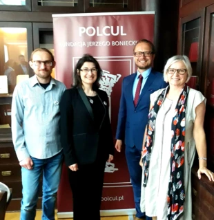 Wyróżnienie od australijskiej Fundacji Polcul im. Jerzego Bonieckiego, na zdjęciu od lewej: Radosław Ślusarczyk – prezes Pracowni, Diana Maciąga – koordynatorka ds. klimatu w Pracowni, Sven Zagała – przedstawiciel Fundacji Polcul i Dorota Jones-Olszanka – konsultantka. Fot. Dorota Jones-Olszanka