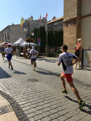 Finisz, 100 metrów do mety, nasi zawodnicy doganiają rywali, na metę wpadną w tej samej sekundzie. Fot. Anna Patejuk