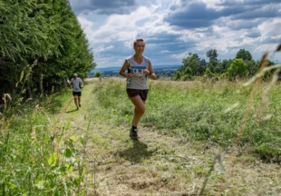 Bieg w Haczowie, 10 kilometr trasy, z przodu Sylwia Karaś, z tyłu Grzegorz Bożek. Fot. Waldemar Czado
