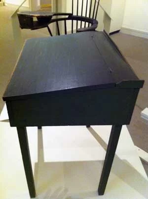 Słynne biurko Thoreau. To na nim powstała jego pierwsza książka „Tydzień nad rzekami Concord i Merrimack”, a także „Walden, czyli życie w lesie” oraz słynny esej „Obywatelskie nieposłuszeństwo”, styczeń 2012 r. Fot. Anna Patejuk