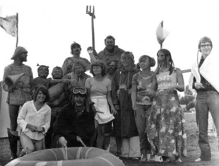 Krzysztof Skóra jako Neptun z trójzębem, ja z lewej w rybackiej zudwestce, studencki obóz naukowy w Chałupach na Helu, 1978 r. Fot. Archiwum Jana Marcina Węsławskiego