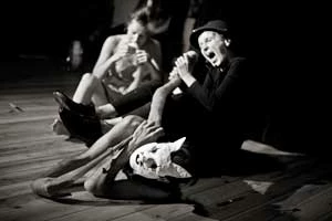 Zjadanie zwierząt, scena ze spektaklu „Ziemia B”, Teatr Węgajty. Fot. Piotr Magdziarz