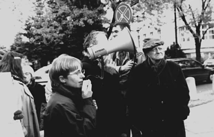Jedna z liderek protestu, Danuta Kowalczyk z Łodzi, przemawia pod Sejmem. Fot. Rafał Górski