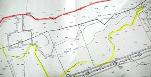 Jezioro Roś – linia przerywana – linia brzegowa w 2001 r., kropki – linia brzegowa w 2009 r.
