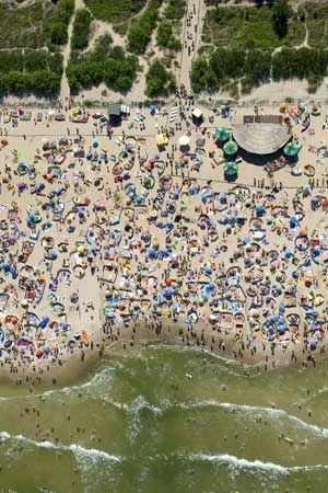 Plaża we Władysławowie – typowy obraz płaskiego, eksponowanego na fale i zatłoczonego wybrzeża Polski. Fot. Kacper Kowalski