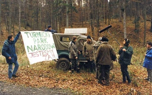 
Podczas kręcenia programu „W interesie publicznym”. Od lewej Grzegorz Bożek, Jacek Zachara, Przemysław Kunysz, Stanisław Kryciński, grudzień 1997 r. Fot. Archiwum Pracowni
