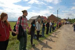 Łańcuch Ludzi połączył dwa kraje, prawie 8 tysięcy osób, kilkadziesiąt organizacji społecznych. Na fotografii przedstawiciele Otwartych Klatek. Fot.  Radosław Gawlik