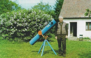 Jerzy Giergielewicz ze skonstruowanym przez siebie teleskopem przed budynkiem Szczecińskiej Stacji Ornitologicznej „Świdwie”. Fot. Archiwum Jerzego Giergielewicza