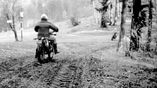 Ten adept rajdów miał pecha, na zdjęciu widać numer rejestracyjny motocykla. Fot. Dariusz Matusiak