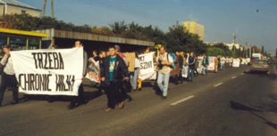 Pochód dla wilka przez Krosno z rynku pod siedzibę Urzędu Wojewódzkiego, październik 1997. Fot. Archiwum Pracowni