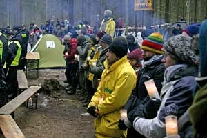 Wizyta mieszkańców Augustowa w obozie obrońców Doliny Rospudy, 25 lutego 2007. Fot. Adam Bohdan