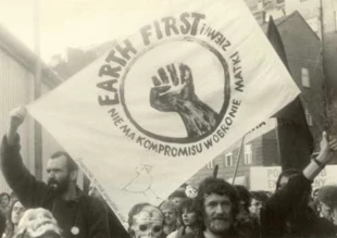 
Protest przeciwko budowie koksowni w Stonawie w Czechosłowacji. Na zdjęciu Janusz Tyrlik i Janusz Korbel, Cieszyn, październik 1989 r.
