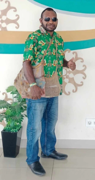 Titus Pekei – działacz kulturalny z Papui. Podjął działania na rzecz ochrony i popularyzacji toreb „noken”. Jego działania zostały uwieńczone uznaniem noken przez UNESCO za „niematerialne dziedzictwo UNESCO”. Fot. Archiwum prywatne Titusa Pekei