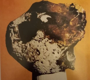 „Świdwór” – człekokształtna krzemienna głowa znaleziona przez Jerzego Giergielewicza w maju 1980 r. w Bolkowie nad jeziorem Świdwie. Fot. Jerzy Giergielewicz