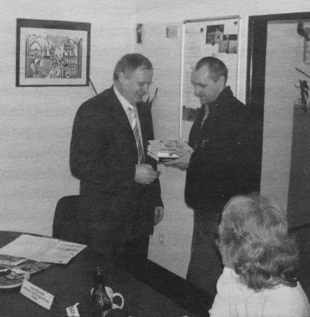 Główny laureat, Juraj Kukla, odbiera nagrodę z rąk Jacka Zachary. Fot. Archiwum