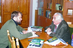 Autor z profesorem podczas wywiadu. Fot. B. Senczyna