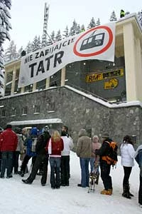 Protest przeciwko zwiększeniu przepustowości kolei na Kasprowy Wierch, Kuźnice, 15 grudnia 2007. Fot. Dominika Serżysko