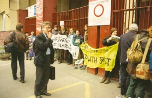 
Pikietujący blokują drogę do Ministerstwa protestując przeciwko niszczeniu Puszczy Białowieskiej, kwiecień 1995 r. Fot. Janusz Korbel
