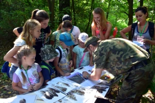 Gra terenowa – stół pełen piór. Fot. Sylwia Wojciechowska