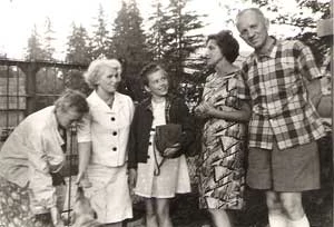 Midowicz w lecie 1967 roku po przyjeździe do Polski, zdjęcie zrobiono w Zakopanem – Kościelisko przed willą Juhas. Od lewej Midowicz, jego siostra Wanda, dziewczynka Antonina Ziarkiewicz (obecnie Sebesta), Antonina Midowicz – żona Midowicza, Anna Ziarkiewicz i łeb wiernej suczki Riki. Zdjęcie wykonał kuzyn Stanisław Witold Ziarkiewicz