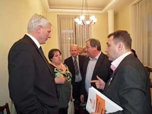 Tomasz Makowski (RP) – wspierający nowelizację ustawy z przedstawicielem samorządów burmistrzem Mikołajek – Piotrem Jakubowskim. Fot. Marek Broniarek