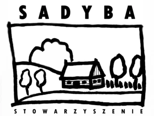 W logo „Sadyby” symbolicznie przedstawione są najważniejsze obszary działalności stowarzyszenia: krajobraz jako całość, przyroda i zabytki. Projekt Krzysztof A. Worobiec