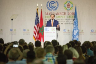 
Ostatnie wystąpienie Johna Kerry’ego, Sekretarza Stanu USA z administracji Baracka Obamy, który odgrywał istotną rolę w trakcie negocjacji Porozumienia Paryskiego, na szczycie klimatycznym COP22, Marrakesz, 7-18 listopada 2016 (odszedł z urzędu w 20 stycznia 2017). Fot. UNclimatechange
