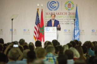 Ostatnie wystąpienie Johna Kerry’ego, Sekretarza Stanu USA z administracji Baracka Obamy, który odgrywał istotną rolę w trakcie negocjacji Porozumienia Paryskiego, na szczycie klimatycznym COP22, Marrakesz, 7-18 listopada 2016 (odszedł z urzędu w 20 stycznia 2017). Fot. UNclimatechange