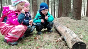 
Doświadczanie i obserwacja jest podstawą rozwoju i wychowania, a jednocześnie nieustającym źródłem zachwytu i fascynacji. Fot. Agata Preuss
