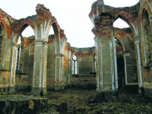 
Ruiny kościoła w Jałówce „zagrały” w wielu filmach. Fot. Janusz Korbel
