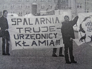 Akcja protestacyjna przeciwko budowie spalarni odpadów medycznych w Chojnicach. Marzec 2000. Fot. Archiwum „Wspólnej Ziemi”