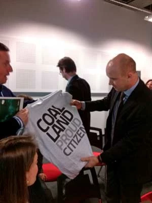 
COP19 – Marcin Korolec otrzymuje koszulkę od Koalicji Klimatycznej. Fot. Urszula Stefanowicz

