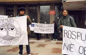 Początki walki o Rospudę. Manifestacja pod Podlaskim Urzędem Wojewódzkim w Białymstoku, marzec 1999 Fot. Jacek Zachara