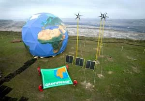 
Stacja klimatyczna Greenpeace "Ziemia na krawędzi" nad brzegiem odkrywki Jóźwin II B, niedaleko Konina. Tutaj przez miesiąc ekolodzy protestowali przeciw rozbudowie kopalni i obecnej polityce państwa opartej na węglu. © Greenpeace
