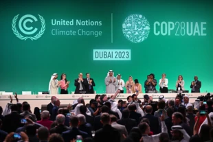 Uczestnicy na scenie podczas sesji plenarnej zamykającej Konferencję ONZ w sprawie Zmian Klimatu COP28 w Expo City Dubai, 13.12.2023. Fot. Anthony Fleyhan, flickr.com