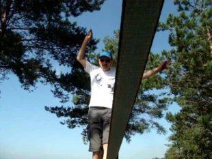 Slackline na skraju Pustyni Błędowskiej. Fot. Krzysztof Próchniewicz