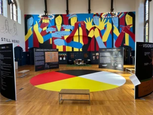 Mural autorstwa Nancy Rourke w przestrzeni Uniwersytetu Gallaudeta w Waszyngtonie. Fot. Dagmara Stanosz