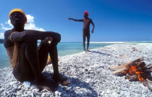 
Dwóch członków plemienia Jarava odpoczywa na wybrzeżu Wysp Andamańskich. Fot. Salomé/Survival, survivalinternational.org
