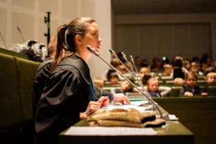 Symulacja rozprawy z okazji Dnia Edukacji Prawnej na kanwie bajki o Czerwonym Kapturku. Mec. Kuszlewicz występowała jako obrończyni wilka. Fot. Klaudia Konsala