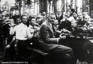 
Jan Kochanowski na obozie wypoczynkowym z uczniami w Jeziorach
