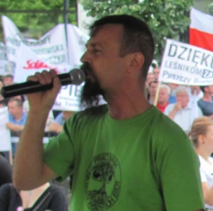 
Radosław Sawicki podczas protestu w sprawie ochrony Puszczy Białowieskiej w czasie trwania szczytu UNESCO w Krakowie. Fot. Grzegorz Bożek
