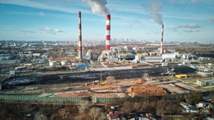 Warszawska elektrociepłownia Siekierki zużywa rocznie ok. 350 tys. ton biomasy. 80% to biomasa leśna pochodząca z wycinek celowych, odpadów pozrębowych i odpadów z przetwórstwa drewna. Właściciel rozpoczął inwestycję w zwiększenie mocy generowanej z biomasy. Na pierwszym planie hałda biomasy drzewnej. Zdjęcie wykonane w styczniu 2022 r. Fot. Archiwum Pracowni